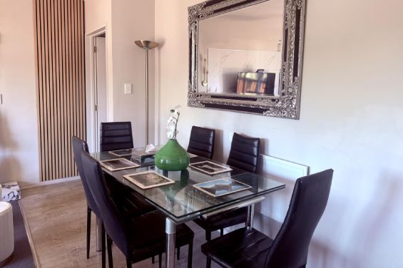 Garden Apartment - dining table