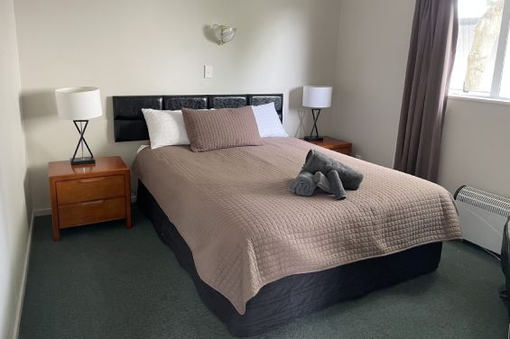 Garden Apartment - queen-size bed