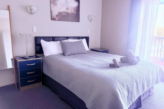 Garden Apartment - queen-size bed