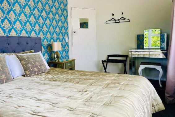 Ocean Apartment - queen-size bed