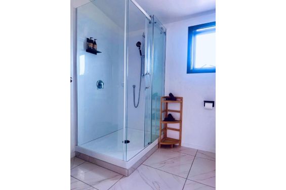 Ocean Apartment - shower